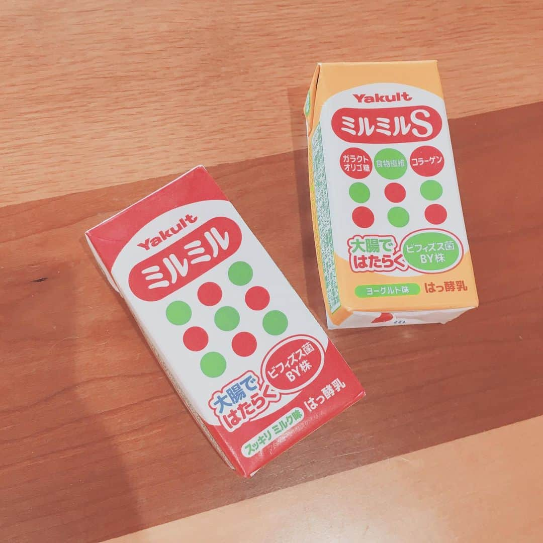 SPRiNGさんのインスタグラム写真 - (SPRiNGInstagram)「お肌がゆらぎがちなこの季節。﻿ カラダの中からきれいをサポートできる ﻿ 手軽なインナーケア商品のご紹介です♪ ﻿ ﻿ Yakult「ミルミル」と言えば、 ﻿ 「いきものがかり」が出演するＣＭも素敵ですよね🎼🥰﻿ ﻿ スッキリ ミルク味の「ミルミル」、ヨーグルト味の「ミルミルＳ」、 どちらもおいしくて飲みやすいですよ🙌😋﻿ ﻿ 1本100mlの中に120億個以上の「ビフィズス菌 ＢＹ株」が含まれおり、 大腸に生きてとどき、大腸ではたらいてくれます。 腸美人を目指すスプリングガールにおすすめです🌸🌸🌸﻿ ﻿ #ミルミル #ミルミルS（ヤクルトレディから買える） #インナーケア #大腸ではたらく #キレイの味方 #ビフィズス菌 #手軽に続ける ﻿ ﻿ #ドットがかわいい #実力派 ﻿ #いきものがかり #pr #SPRiNG」5月23日 14時36分 - spring_tkj