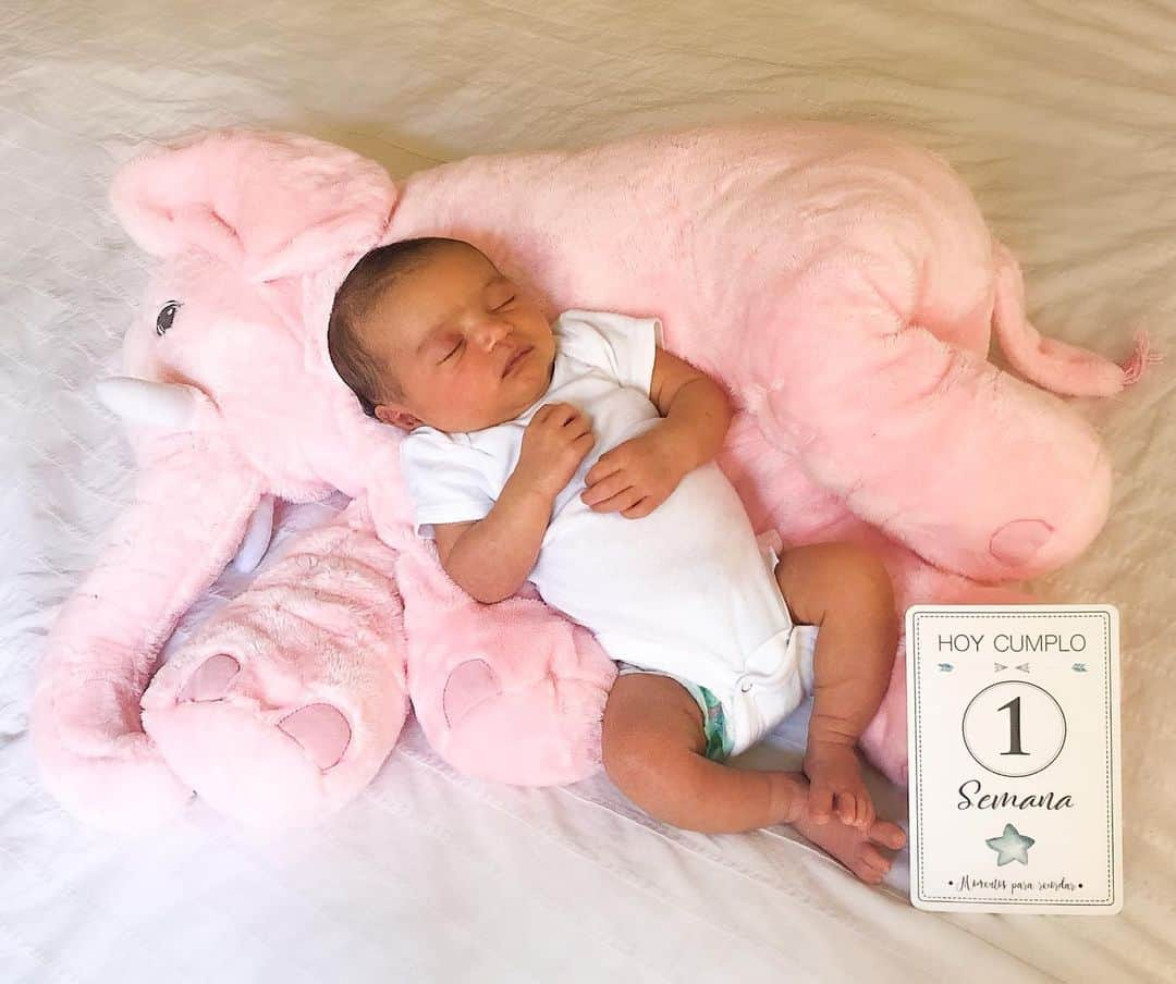 ジェマ・マリンさんのインスタグラム写真 - (ジェマ・マリンInstagram)「Yesterday Daniela was one week old, I can not believe it. The time passes even faster when you have 2 daughters. How does she behave? Well, as a baby hehehe She wants to be always in arms, eats almost every hour or two hours 😳 In two days has gained 100gr when the usual would have been about 40gr. And sleep? well ... it depends on the night! 🤪 Surely this week we’ll improve schedules 🙏🏼😅 We can not be happier  that you are in our lives.💖 Happy first week of life!. . Ayer Daniela cumplió una semana, no lo puedo creer. El tiempo pasa mas rápido aun cuando tienes 2 hijas. Como se porta? Bueno, pues como un bebé hehehe Quiere estar siempre en brazos, casi cada hora o dos horas. Que dormir bueno .. pues depende la noche! 🤪 Seguro que esta semana vamos a mejorar los horarios 🙏🏼😅 No podemos estar más contentos tus papás y tu hermana que estes en nuestras vidas.💖Feliz primera semana de vida! . . #newborn #1weekold #unasemana #baby #cute #love」5月23日 14時38分 - gemma_marin