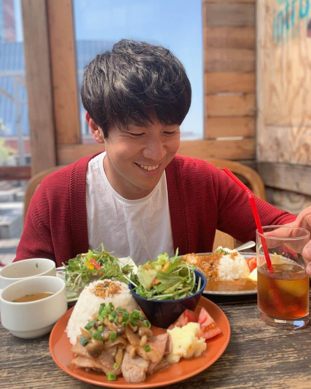 コージ・トクダさんのインスタグラム写真 - (コージ・トクダInstagram)「がっつり食べてから打ち合わせ🔥🔥 #仕事で増量中なんです🔥 #いっぱい食べて熱い夏を乗り切りましょう🥵」5月23日 14時38分 - koji_tokuda1220