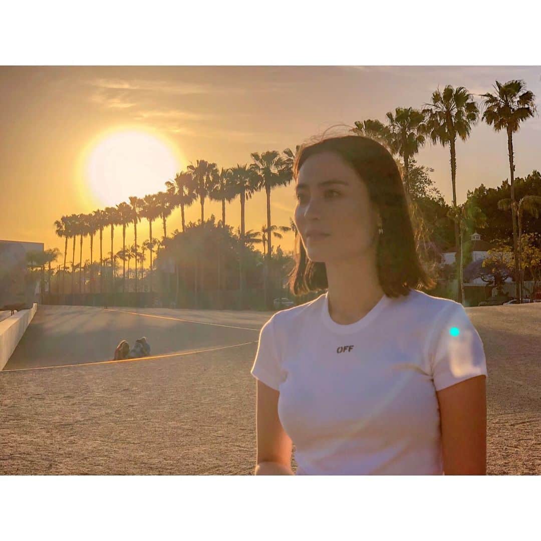 エミ・マイヤーのインスタグラム：「Beautiful LA sunset from @lacma Jazz night and delicious breakfast at @destroyer.la 「椰子の木が、夕日に溶けて オレンジに空が染まる頃」←わかる方は💮 ・ そして告知！ 『6/1(sat) 私が出演する湘南のフェス「ワンカリ」＠辻堂海浜公園で、ニューアルバム「ウイングス」を先行発売します！出番は15時の予定です。入場無料なので、皆さん来てくださいね！ http://www.onecali.jp』 #lacma #jazz #jazznight #destroyerla #culvercity #ワンカリ #ワンカリフォルニアデイ #サーフ#サーフィン #湘南」