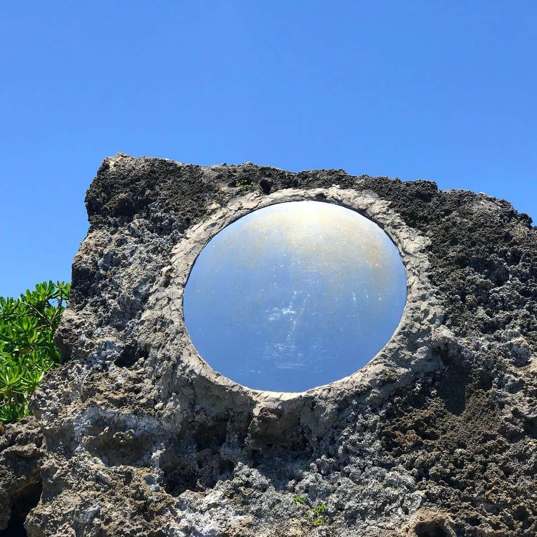 藤代冥砂さんのインスタグラム写真 - (藤代冥砂Instagram)「岩に埋められた円鏡に遭遇。 目の前は美しい海。 直径70㎝ほど。 沖縄本島の某島某海岸にて。 もしかして有名なのかな？ 初めての土地を歩くと聖地に出くわすこと多い。 うーむ。副業可能かも。  #鏡 #円鏡 #沖縄 #聖地」5月23日 14時44分 - meisafujishiro