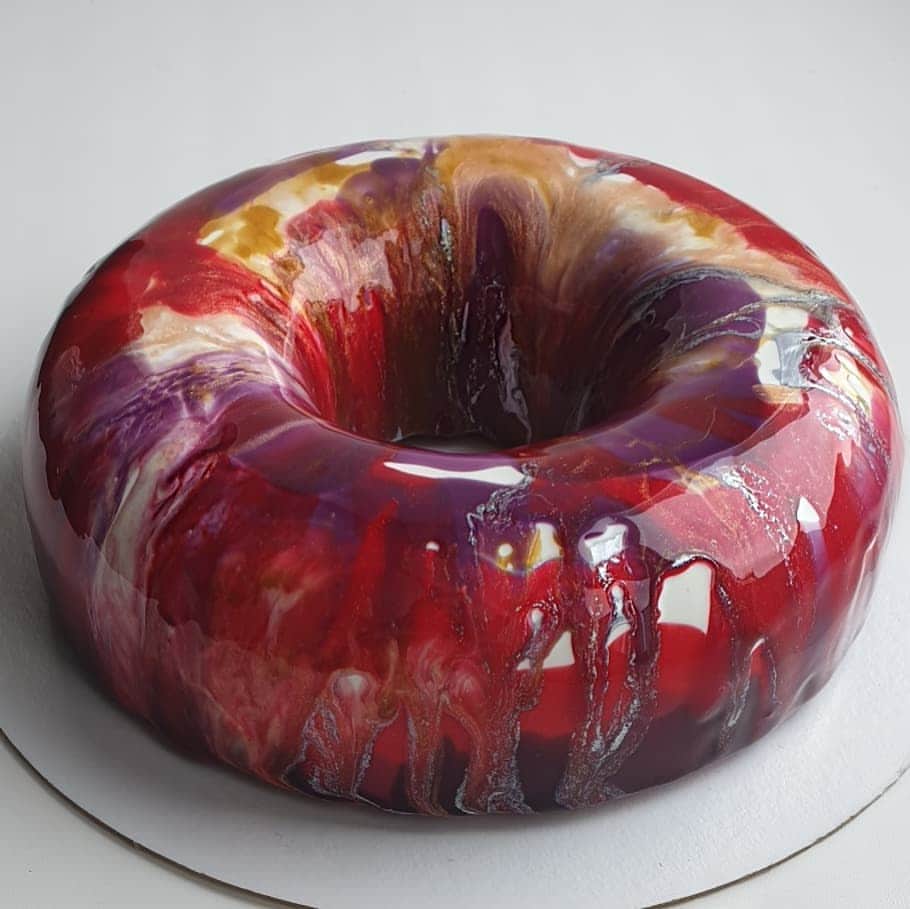 のインスタグラム：「My favorite mold for cake😍😍😍. . I will use it on my online class on May 29. Join us😉. . What picture do you like?) 1, 2 _____________________________________________ Моя любимая форма торта😍😍😍. Я буду использовать ее в моем первом онлайн уроке 29мая. Присоединяйся🤗. . Какая картинка больше нравится?) 1, 2」