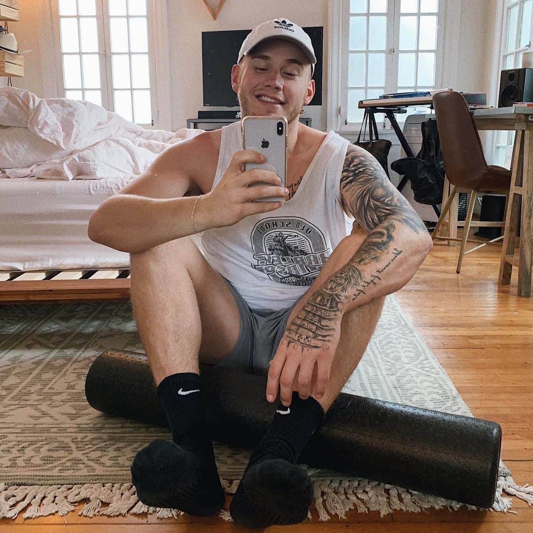 ブランドン・シェイアのインスタグラム：「New goal: get up & just do something active right away. Today I foam rolled the fuck out of my legs 😁」
