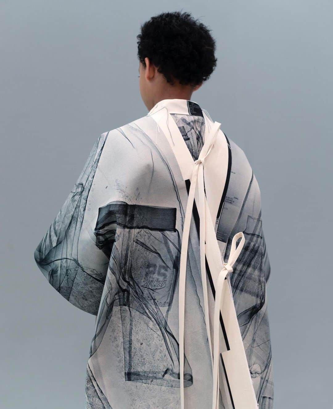 ランバンのインスタグラム：「Tarik Kiswanson Dust, 2019 Performance In honor of the #FestivalMove taking place at the @centrepompidou, from May 25th to June 9th, Creative Director of Lanvin @brunosialelli offered the artist #TarikKiswanson to produce the costumes of this performance, with the support of the Maison Lanvin. Courtesy of the artist, @alminerech gallery and @carliergebauer, Berlin. Photo: @charlottekrieger」