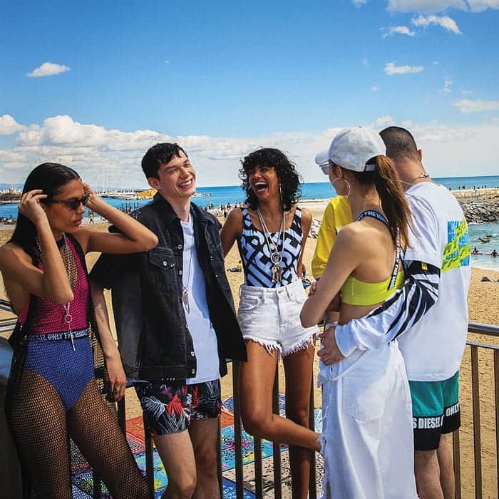 ディーゼルのインスタグラム：「100 days of summer start now. Begin or be gone. #dieselbeachwear . . . @vegaessermeant @alecardonaca」