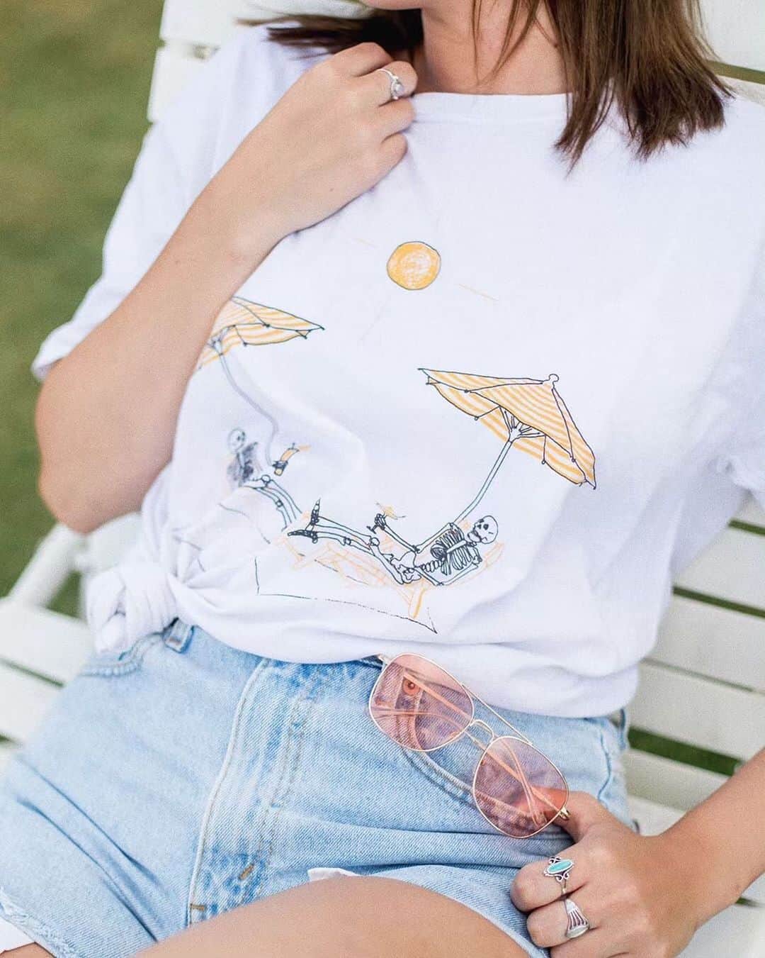 Urban Outfittersさんのインスタグラム写真 - (Urban OutfittersInstagram)「Need more tees? Obvi. Take 25% OFF tees and tanks online, today only! @uohawaii #UOonYou」5月24日 0時15分 - urbanoutfitters