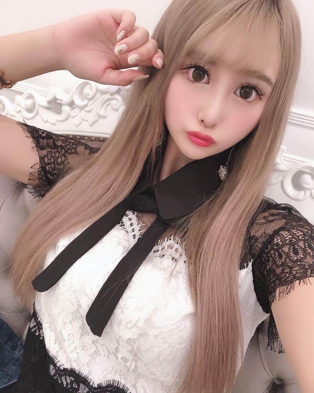 のインスタグラム：「. . 今のネイルは @chipieee_tokyo で やってもらったよ〜💅♡ . ホワイトっぽいベースに ゴールドで可愛くしてもらったよ💕 . . お洋服は @bloomy_select ♥️🍇 . .」