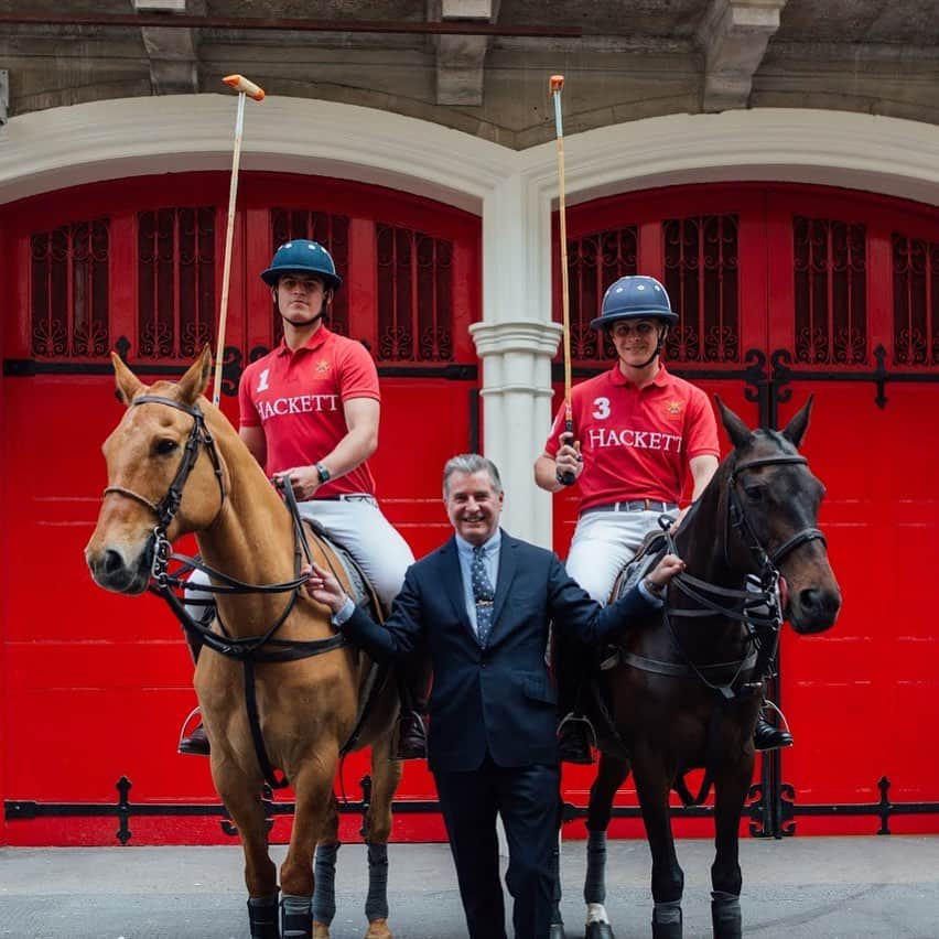 ハケットのインスタグラム：「@mrjhackett certainly knows how to make an entrance. Pictured here on his way to the #HackettXPolo150 exhibition with @BritishArmyPolo, now open to public viewings at Christie's Auction House, London.  Christie's Auction House The Duke Street Gallery 8 King Street, London SW1Y 6QT」