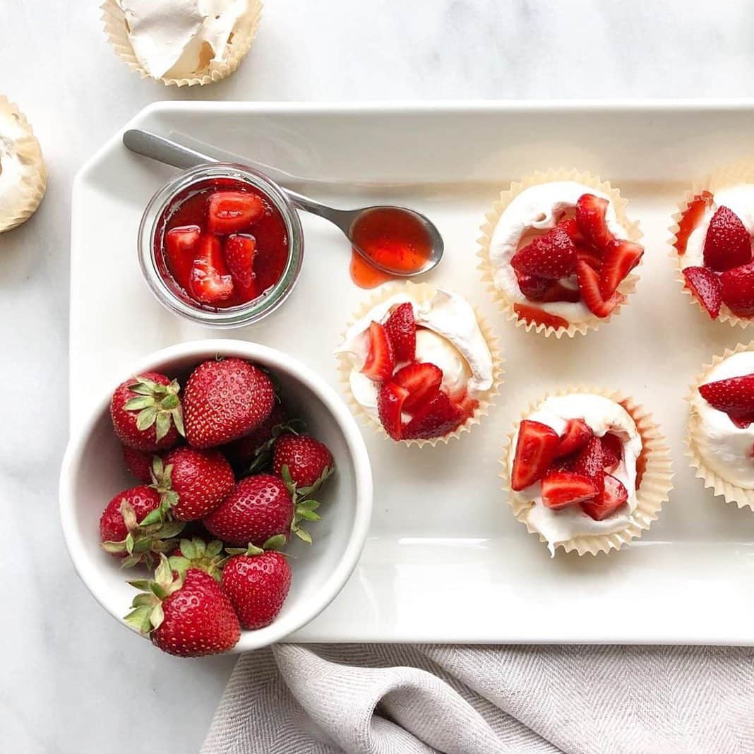 マーサ・スチュワートさんのインスタグラム写真 - (マーサ・スチュワートInstagram)「As we head into the long weekend, we’ve got summer-ready desserts on our mind! 🍓 Hosting a barbecue? Our culinary director @tojo827 has one dessert that will be the cherry (strawberry?) on top for ending the day’s festivities. 😋 Get his recipe below for these meringue cupcakes with macerated strawberries and whipped cream. 🧁 Take a screenshot, save, and share with friends! 🤳🏼 📋: meringue = two whites + pinch of salt -> whip to soft peaks -> slowly add 1/2 cup sugar -> whip until stiff and glossy -> add a 1/2 tsp cornstarch + 1 tsp vanilla -> fold to combine -> transfer to cupcake tin w. paper liners (2 tbs of meringue per cup - make a well in the center of each) -> place in a preheated 250 oven for 60-75 minutes -> turn off oven and allow to cool completely (1 1/2 - 2 hours) -> served w. whipped cream and macerated @harrysberries (tiny bit of sugar + squeeze of lemon).」5月24日 0時26分 - marthastewart
