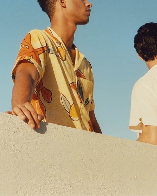 MR PORTERのインスタグラム：「Keeping in casual. Shirts to throw on (or throw in your suitcase) and go. ⠀ -⁣⠀ 🛒 Jacquemus Camp-Collar Shirt (1110567) available now from The Sun Shop ☀ #MRPORTER」