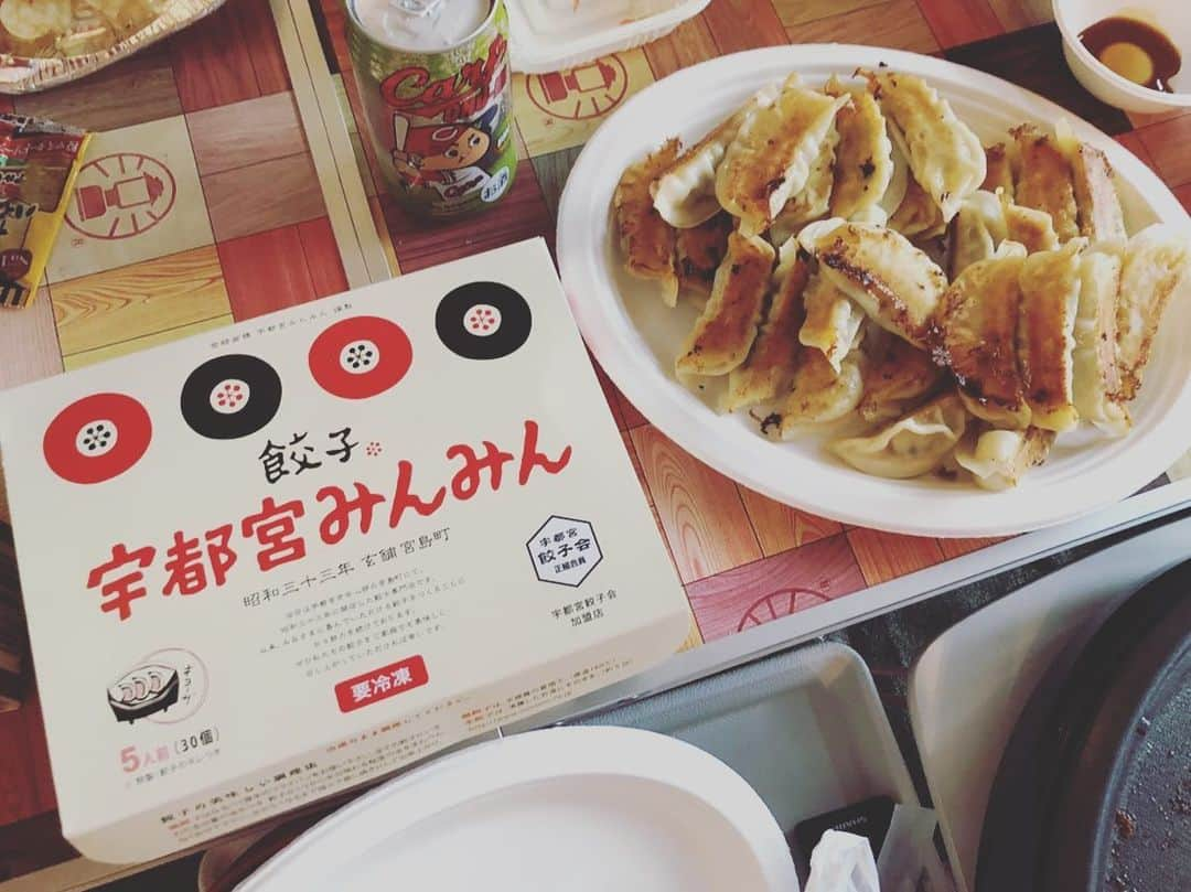 新丼貴浩さんのインスタグラム写真 - (新丼貴浩Instagram)「カープ強いですね！！ 先日、カープを観ながら飲もうよ！ということでカープ観戦会を催しました！  テレビがデカイ、、、。 臨場感抜群です。  料理はお馴染み魚屋の小瀬良がカンパチのお刺身、アジのなめろう、メヒカリのフライを手際良く準備。  その他、宇都宮から餃子みんみんをお取り寄せ。  試合は終始カープペースで勝ち鯉！！ 次回は交流戦で集まることになりました^_^」5月24日 0時23分 - aradon_takahiro