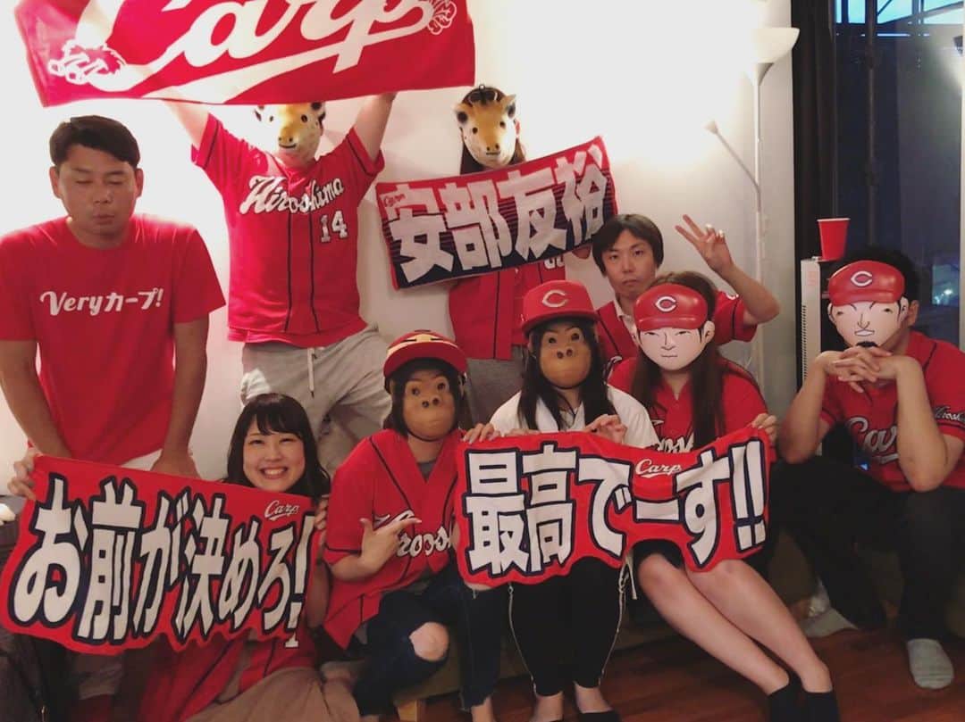 新丼貴浩のインスタグラム：「カープ強いですね！！ 先日、カープを観ながら飲もうよ！ということでカープ観戦会を催しました！  テレビがデカイ、、、。 臨場感抜群です。  料理はお馴染み魚屋の小瀬良がカンパチのお刺身、アジのなめろう、メヒカリのフライを手際良く準備。  その他、宇都宮から餃子みんみんをお取り寄せ。  試合は終始カープペースで勝ち鯉！！ 次回は交流戦で集まることになりました^_^」