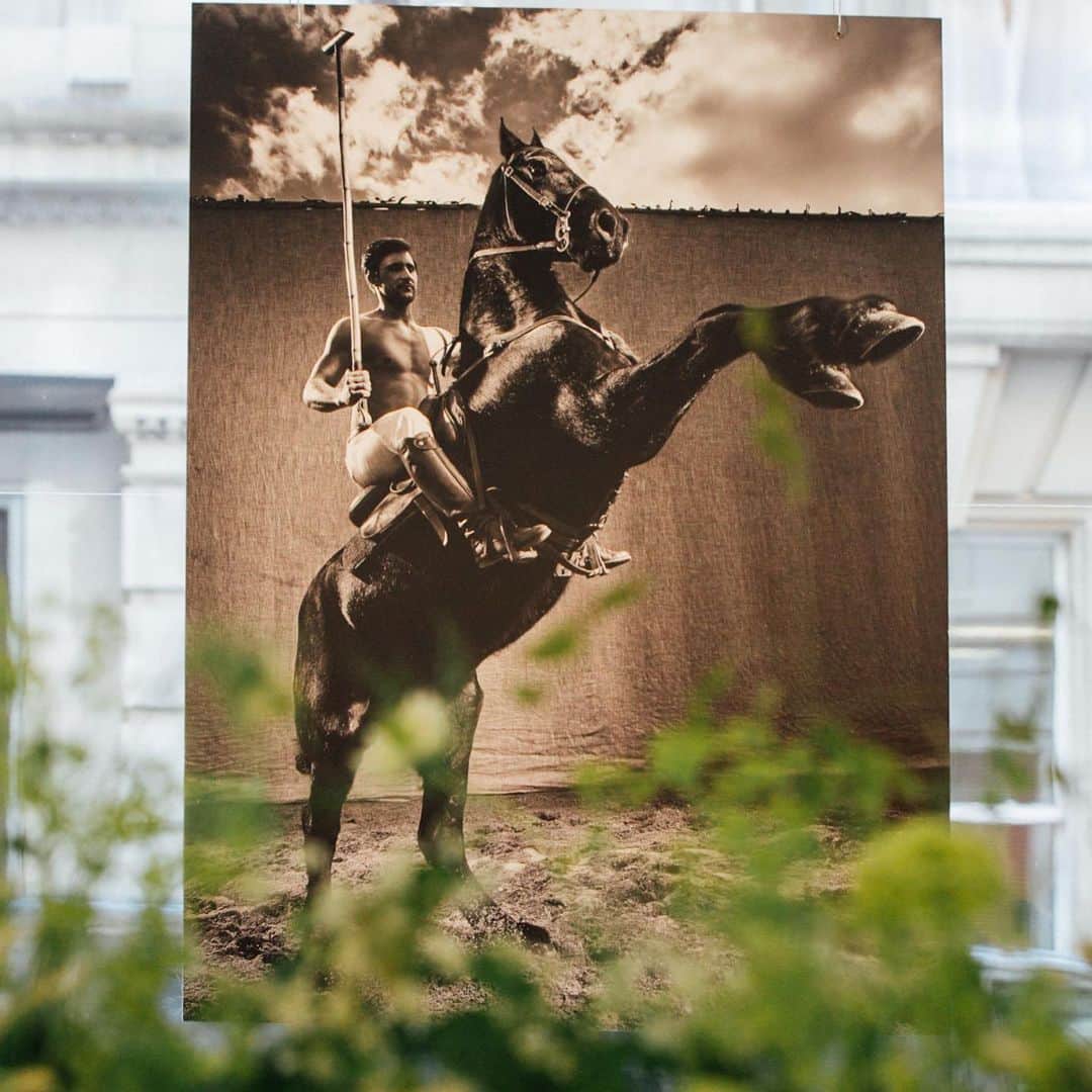 ハケットのインスタグラム：「A fabulous night at @christiesinc with @BritishArmyPolo for the opening of the #HackettXPolo150 exhibition, open to public viewings today, 23rd May at Christie's Auction House, London. View the first ever retrospective exhibition of the sport. Selected photographs by @samuelmchurchill, @theartofpolo, @irinakazaridi, @dominic_james_photography, @alinecoquelle and the exclusive @uliweber series are available to purchase online via the link in bio with all proceeds going to the UKAFPA Foundation @BritishArmyPolo. Many thanks to @christiesinc for having us and to @Pol_roger for the fizz.  @welshguards」