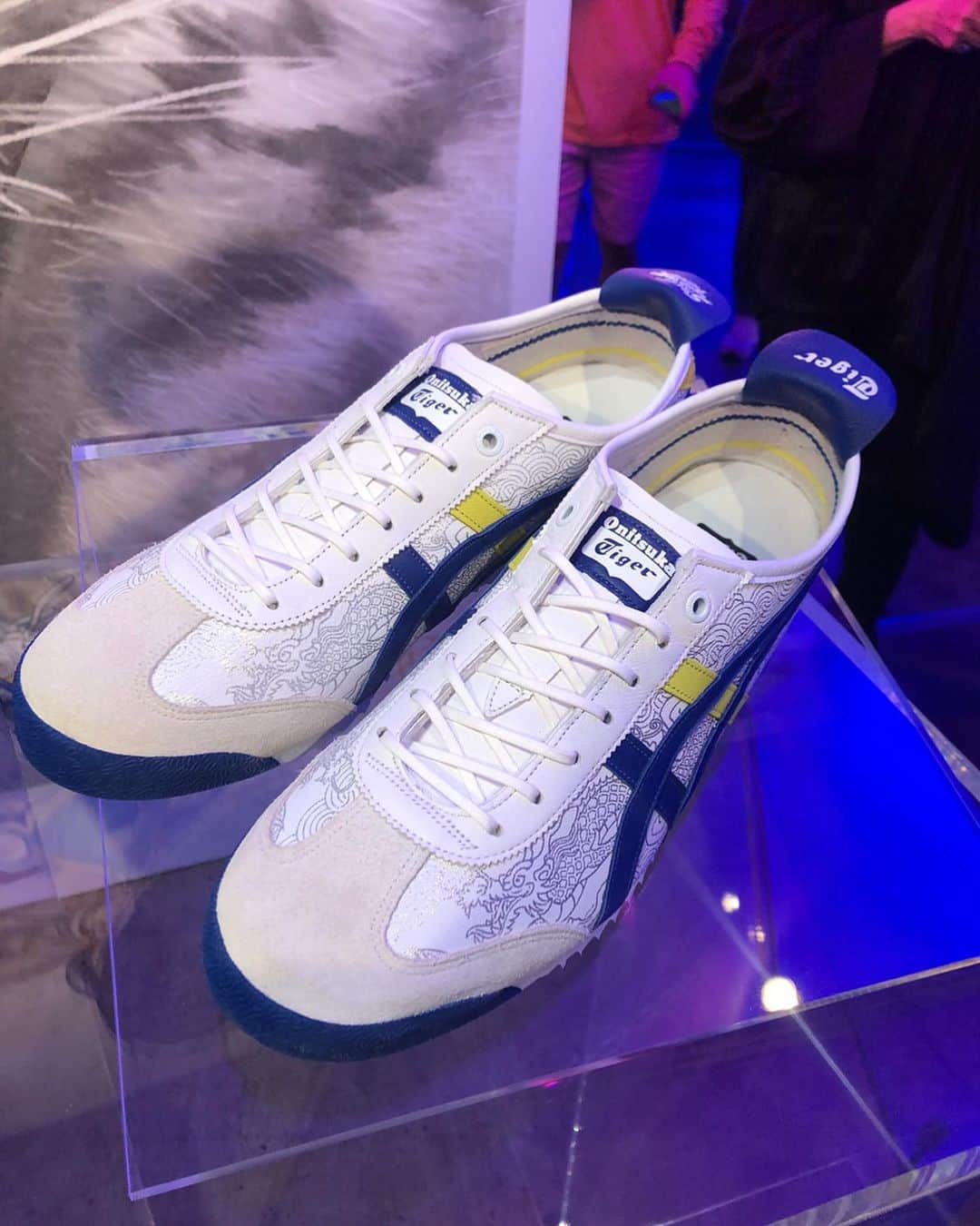 坂元美香さんのインスタグラム写真 - (坂元美香Instagram)「. Onitsuka Tiger x ART OF CHUN-LI -CHUN-LI FIGHT- LAUNCH PARTY . 皆さんよくご存知だと思いますが私が常日頃から大好きだと呟いて愛用しているオニツカタイガー様よりご招待いただきローンチパーティーへ🤩一人じゃ寂しいので あいちゃん @a_i.y お誘いして2人で行ってきました！ スペシャルゲストにきゃりーが登場して超可愛かった💓 . オニツカタイガーとコラボがストファイってもの本当最高！春麗とかすごい好きだったな。ストⅡからやってたゲーマー坂元にはかなり興奮なポイントです🙏 . #オニツカタイガー #Onitsukatiger #スニーカー #ストリートファイター #ストⅡ #ストⅤ #streetfighter #鬼塚虎 #鬼塚虎春麗 #春麗 #チュンリー #きゃりーぱみゅぱみゅ  #目標スピニングバードキック← #スピニングバードキック ←やってた人にしかわからないネタ」5月24日 0時24分 - mika_saka