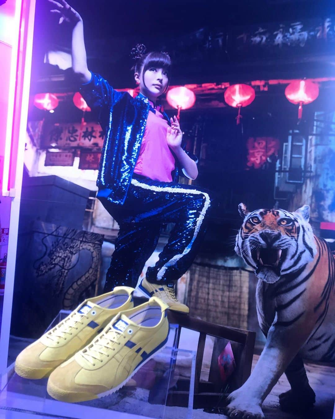 坂元美香さんのインスタグラム写真 - (坂元美香Instagram)「. Onitsuka Tiger x ART OF CHUN-LI -CHUN-LI FIGHT- LAUNCH PARTY . 皆さんよくご存知だと思いますが私が常日頃から大好きだと呟いて愛用しているオニツカタイガー様よりご招待いただきローンチパーティーへ🤩一人じゃ寂しいので あいちゃん @a_i.y お誘いして2人で行ってきました！ スペシャルゲストにきゃりーが登場して超可愛かった💓 . オニツカタイガーとコラボがストファイってもの本当最高！春麗とかすごい好きだったな。ストⅡからやってたゲーマー坂元にはかなり興奮なポイントです🙏 . #オニツカタイガー #Onitsukatiger #スニーカー #ストリートファイター #ストⅡ #ストⅤ #streetfighter #鬼塚虎 #鬼塚虎春麗 #春麗 #チュンリー #きゃりーぱみゅぱみゅ  #目標スピニングバードキック← #スピニングバードキック ←やってた人にしかわからないネタ」5月24日 0時24分 - mika_saka