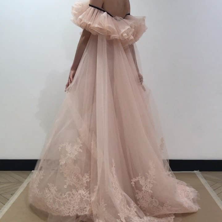 のインスタグラム：「Fittings time @alexismabille pastel tulle embroided and movement music #alexismabille #alexismabillehautecouture #pastels #voluptuous #inmovement #fitting #beforetheshow #fresh #palepink #flesh #softness #delicatework #craftmanship」