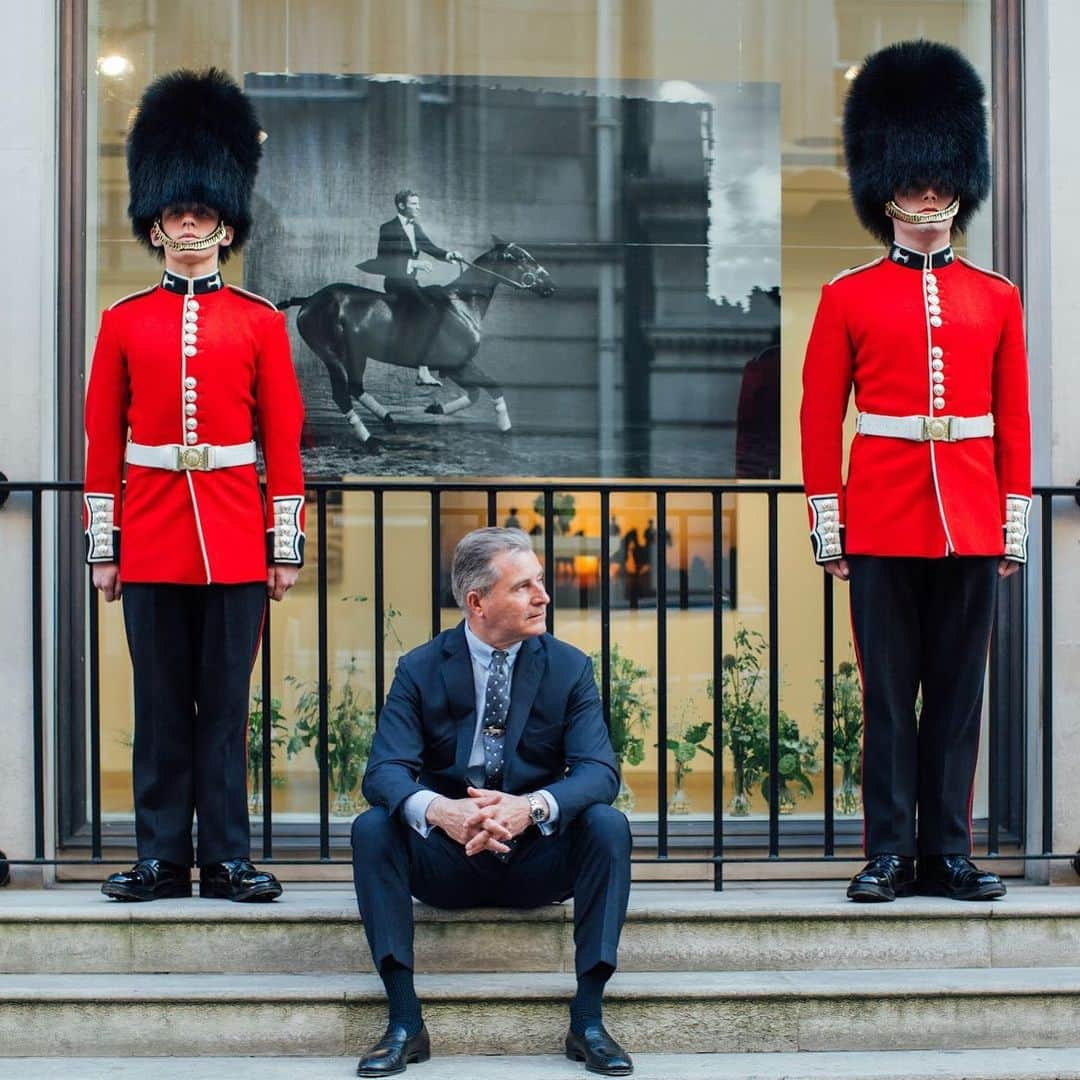 ハケットのインスタグラム：「A moment between @mrjhackett and @welshguards captured before the opening of our #HackettXPolo150 exhibition at @christiesinc. Come explore the story of polo today, 23rd May, with exclusive pieces commissioned by Hackett to celebrate 150 years of Polo, available to purchase online at the link in bio with all proceeds going to the UKAFPA Foundation @BritishArmyPolo.  Christie's Auction House The Duke Street Gallery 8 King Street, London SW1Y 6QT」