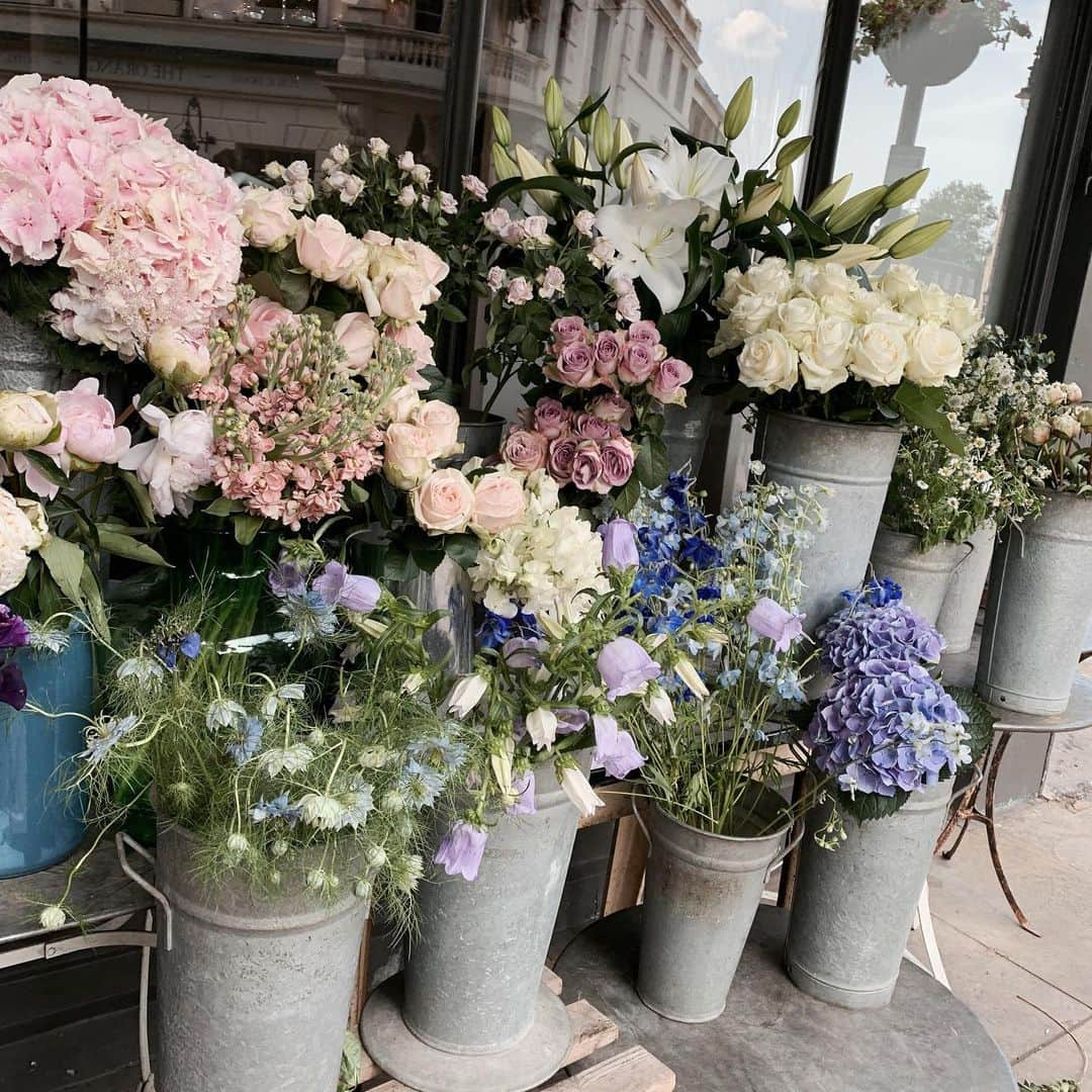 Florist.janeさんのインスタグラム写真 - (Florist.janeInstagram)「너무 애정하는 꽃집 💕 @wildathearthq . . . . . #london #flowers #florist #UK #플로리스트 #영국여행 #런던여행 #블루밍스완 #일상 #여행 #꽃 #꽃스타그램」5月24日 0時35分 - jane.florist