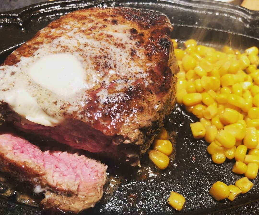 マキ・コニクソンさんのインスタグラム写真 - (マキ・コニクソンInstagram)「2週間前にオープンしたばかりのAloha Steak House に娘のお友達とディナー！肉食女子達は大喜びでした！🤗コスパ、雰囲気、サービス最高！いま私がハマってるレストラン！👍🏼 #お子ちゃま連れにお勧め🤙🏼 #ハワイの美味しいお店のおすそ分け🤙🏼」5月24日 0時36分 - makikonikson