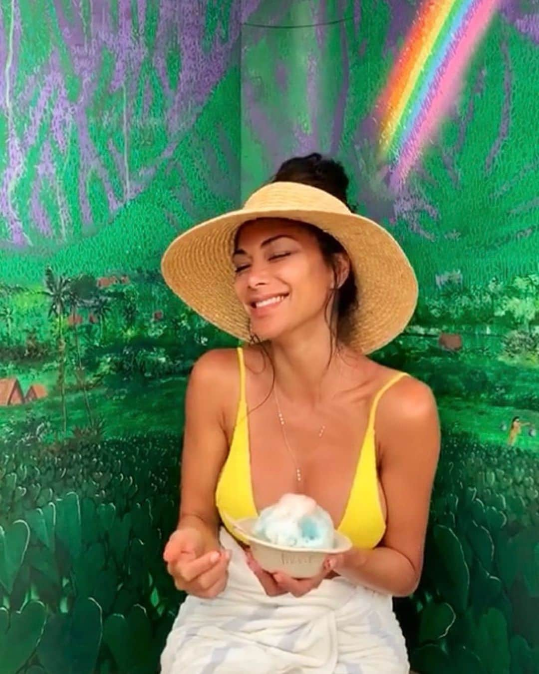 ニコール・シャージンガーさんのインスタグラム写真 - (ニコール・シャージンガーInstagram)「Rainbows and Hawaiian shave ice🤙🏽🍧 🌈」5月24日 0時37分 - nicolescherzinger