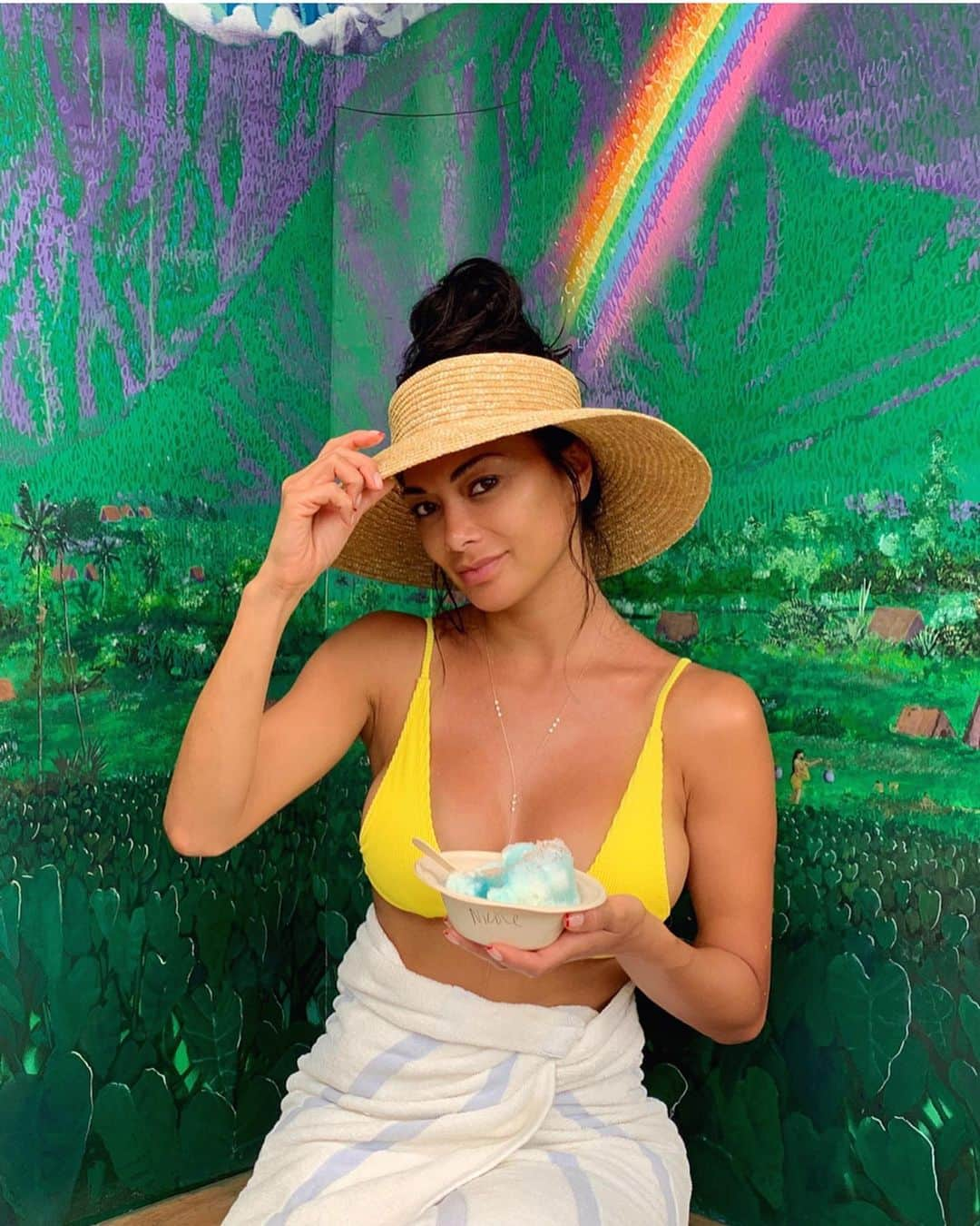 ニコール・シャージンガーさんのインスタグラム写真 - (ニコール・シャージンガーInstagram)「Rainbows and Hawaiian shave ice🤙🏽🍧 🌈」5月24日 0時37分 - nicolescherzinger