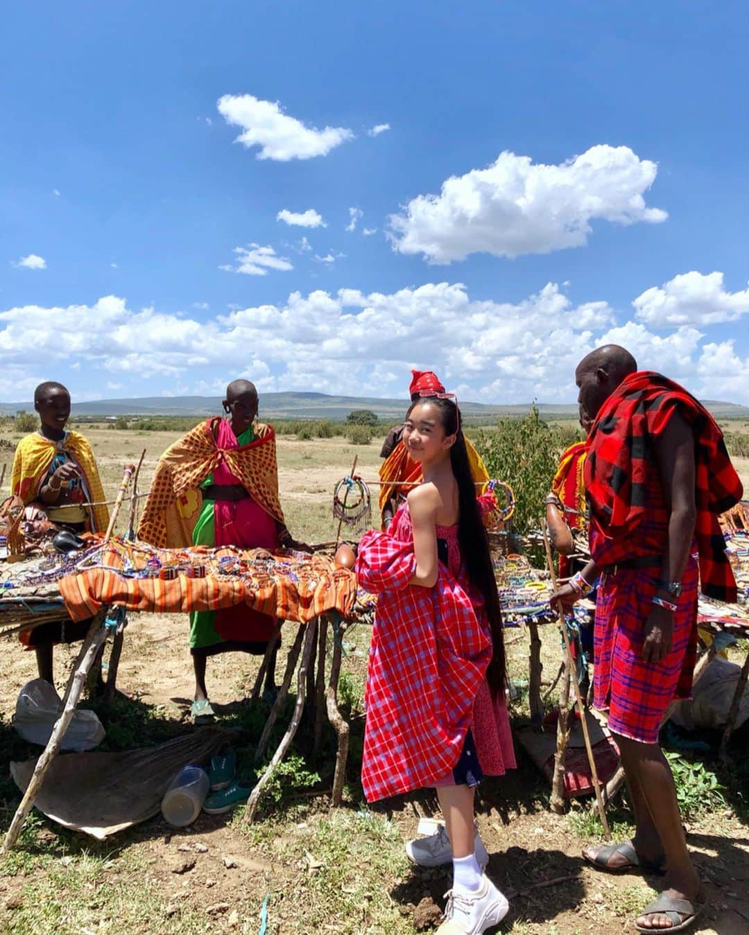 Laraさんのインスタグラム写真 - (LaraInstagram)「Photo at masaai village! I learned so much about masaai culture and their lifestyle . Their way of life is smart and graceful!💞 . . 30万人もいるマサイ族。 たくさんあるマサイ村のひとつ、マサイマラ国立動物保護区に1番近い村を訪問させてもらったよ。 歓迎のダンスやお家の見学、マサイの人たちの思いやりと知恵に溢れた生き方を生で感じられた経験。 .  私のガイドの @anthonymemusi はマサイだったから 毎日たくさんの素敵なマサイの話を聞けて良かった。  @anthonymemusi は村で唯一飛行機に乗って海外に行った事がある人だから村の人気者なんだって。 . #masaipeople  #Population  #300000people」5月24日 0時38分 - fa_la_lara