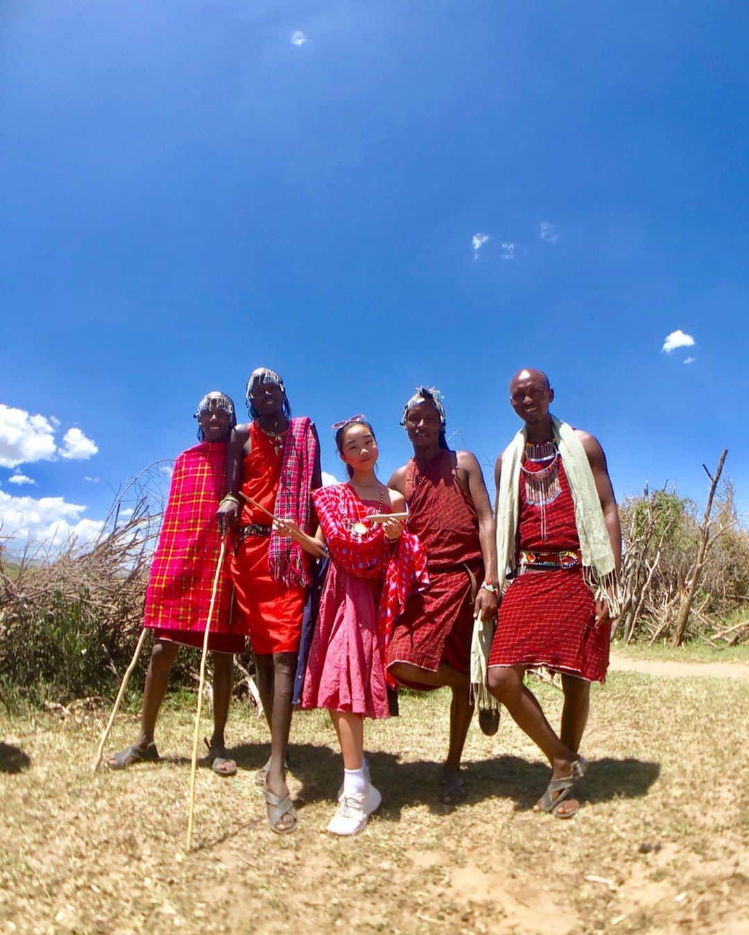 Laraさんのインスタグラム写真 - (LaraInstagram)「Photo at masaai village! I learned so much about masaai culture and their lifestyle . Their way of life is smart and graceful!💞 . . 30万人もいるマサイ族。 たくさんあるマサイ村のひとつ、マサイマラ国立動物保護区に1番近い村を訪問させてもらったよ。 歓迎のダンスやお家の見学、マサイの人たちの思いやりと知恵に溢れた生き方を生で感じられた経験。 .  私のガイドの @anthonymemusi はマサイだったから 毎日たくさんの素敵なマサイの話を聞けて良かった。  @anthonymemusi は村で唯一飛行機に乗って海外に行った事がある人だから村の人気者なんだって。 . #masaipeople  #Population  #300000people」5月24日 0時38分 - fa_la_lara