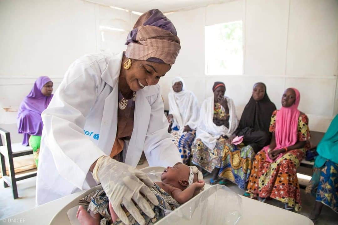 unicefさんのインスタグラム写真 - (unicefInstagram)「👩‍⚕️ Safe hands = healthy start 👶  @UNICEF_Nigeria supports quality care for mothers and babies before, during and after birth. The goal: #EveryChildALIVE」5月24日 0時45分 - unicef