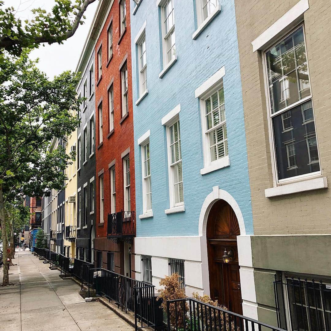 C.O. Bigelowさんのインスタグラム写真 - (C.O. BigelowInstagram)「There's never a dull day in the neighborhood! 🎨 A landmark since 1967, the colorful row-houses between Bleecker and Houston make the MacDougal–Sullivan Gardens Historic District a very special place! Check em out if you're strolling around in the West Village! ⠀⠀⠀⠀⠀⠀⠀⠀⠀ ⠀⠀⠀⠀⠀⠀⠀⠀⠀ | 📷 @greenwichvillagenyc」5月24日 0時48分 - cobigelow