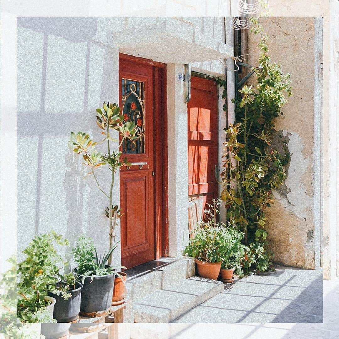 アクセサライズのインスタグラム：「Sheer wanderlust! Keep your eye on our feed as over the next few days we'll be sharing more from @lucyalicelook, who took along #Accessorize must-haves to explore Crete and delivered ultimate seasonal style goals.  Tap the link in our bio to shop our Holiday Edit with up to 30% off. #ACCZinCrete #Greece #Wanderlust #Accessorizer #Travel #Inspo」