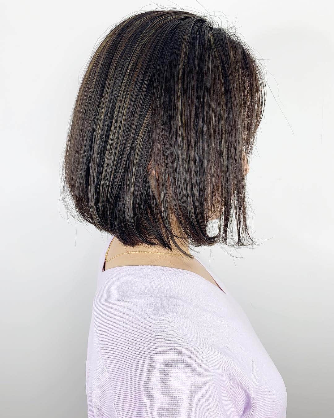 鮫島邦明のインスタグラム：「ボブハイライト #ハイライト #アッシュカラー #梅田美容室 #梅田美容院 #ヘア#梅田ヘアスタイル #髪型 #ヘアセット #ヘアメイク #キラ水 #グラデーション #ホリスティックカラー #ヘアアレンジ #アレンジ #パーティー #ポニーテール #クルリンパ#gu #snidel #梅田美容師 #モデル #サロンモデル #サロモ #ヘアカタ #ショートヘア#ショート #aujua --------------------------------------. 梅田と東京出店を計画中 スタッフ募集中メッセージくださいね★ AVANCE.CROSStuin梅田茶屋町 TEL06-6377-7211 AVANCE.CROSSmel c西梅田 TEL06-6348-2050 gif.hair TEL06-6377-7277 AVANCE.京橋 TEL06-6356-1555」