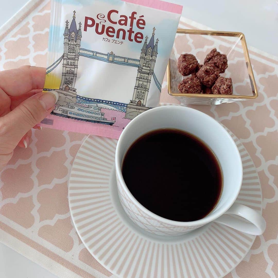 和泉佳子さんのインスタグラム写真 - (和泉佳子Instagram)「ちょっとひと息つきたい時、気軽なコーヒーブレイクに便利な『Cafe Puente』☕️ . 一杯ずつ、手軽に、簡単に、本格的で美味しいドリップコーヒーがいただけます😌✨ . 色々な産地の、様々な種類のコーヒーが楽しめて、選ぶ楽しみもありつつ、さらに女子としては、パッケージの可愛さも気分が上がります💕 . そして、最近のお気にいりのおやつは、ダイエット中のお友達からいただいたマクロビ グラノーラ💗 . バターを使用せず、食物繊維も豊富で、食べても罪悪感のないおやつです🎵 . でも、美味しくて、ついつい食べ過ぎてしまうのがちょっぴりキケンです😅（笑） . .  #和泉佳子 #25ans  #ヴァンサンカン #エレブロガー #コーヒー #cafepuente #マクロビ #ブラノーラ #お気に入りのおやつ」5月24日 0時56分 - yoshiko_izumi
