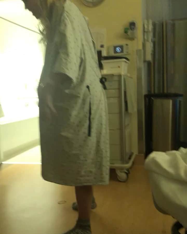クレア・ホルトのインスタグラム：「That time I thought I’d give birth without any ‘help’ #tbt #igottheepidural」