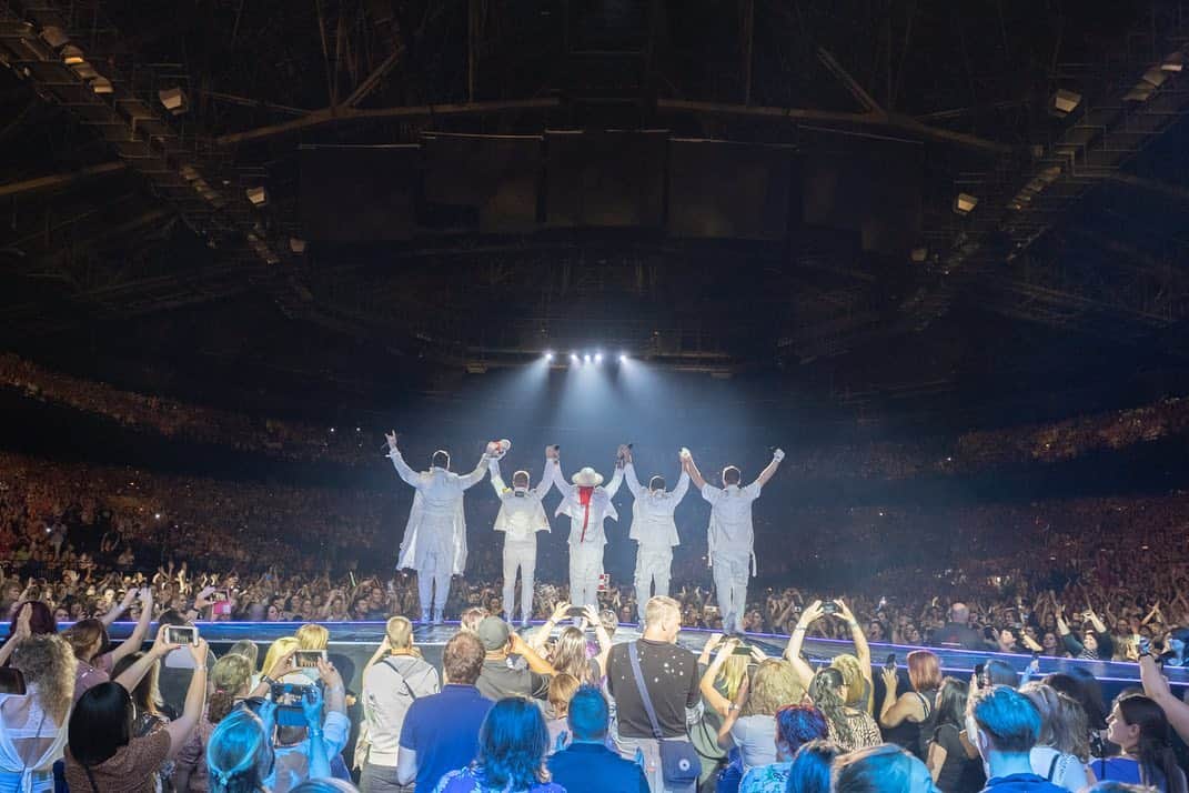 backstreetboysさんのインスタグラム写真 - (backstreetboysInstagram)「Soaking up every minute of this tour 🖤 #BSBBEL #DNAWorldTour」5月24日 1時10分 - backstreetboys