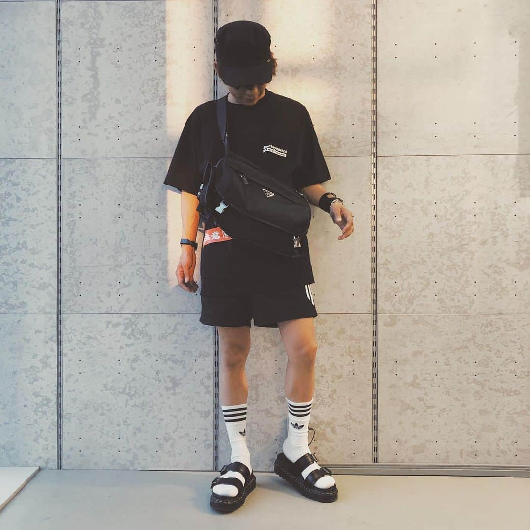 FUKAMIさんのインスタグラム写真 - (FUKAMIInstagram)「ootd タグだらけ。アトモスで展開しているこのマーチンのサンダル完璧。 #blackeyepatch #kith #adidas #adidasoriginals #prada  #atmospink #atmostokyo #atmos #drmartens #zebriusmyles�」5月24日 1時10分 - stylist_fukami