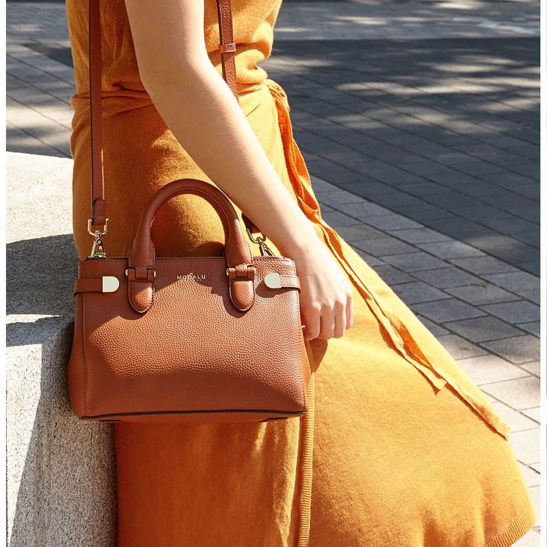 モダルーのインスタグラム：「Sophisticated and timeless, the Emerson Mini in a transitional tan hue complements any outfit. Was £155, now only £64 #ModaluMoments #LeatherHandbags #London」