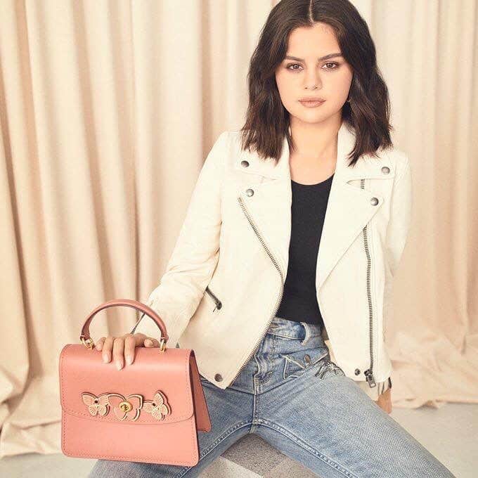 Always With Selenaのインスタグラム：「I love her short hair」