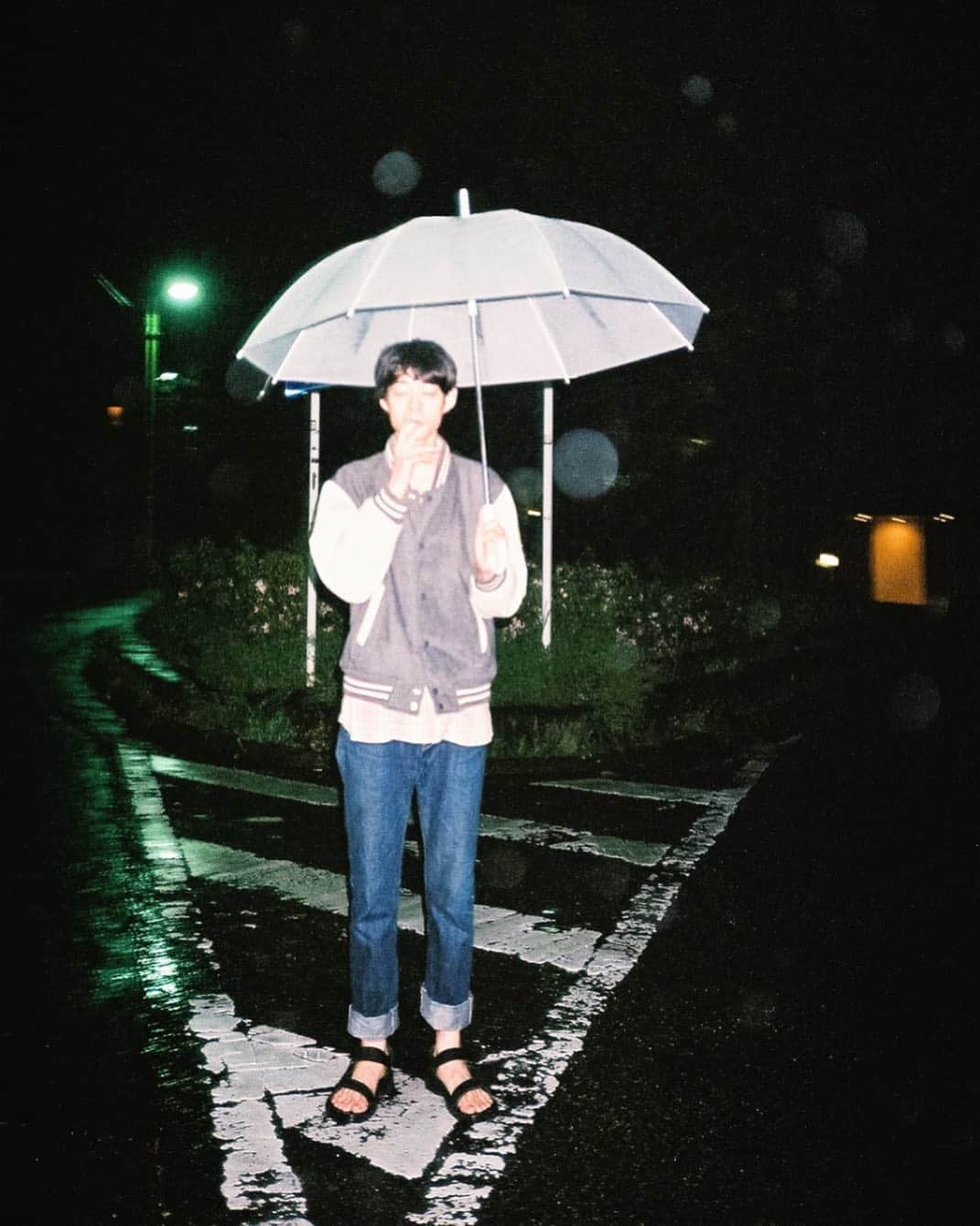 兒玉太智のインスタグラム：「もうすぐ梅雨ですね。  いつかの梅雨の写真。  この頃は髪の毛が短かったみたいです。  写真 @kisshomaru」