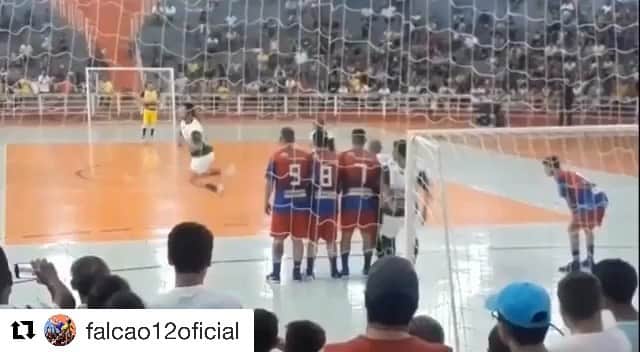 アレッサンドロ・ローザ・ヴィエイラのインスタグラム：「VÍDEO- #TBT Diversão 😀😱👑,no 2º gol a malandragem do @elanoblumer fazendo a parede no goleiro 😀 👑 #OREI 👑  Gosta mais do 1º ou do 2º?」