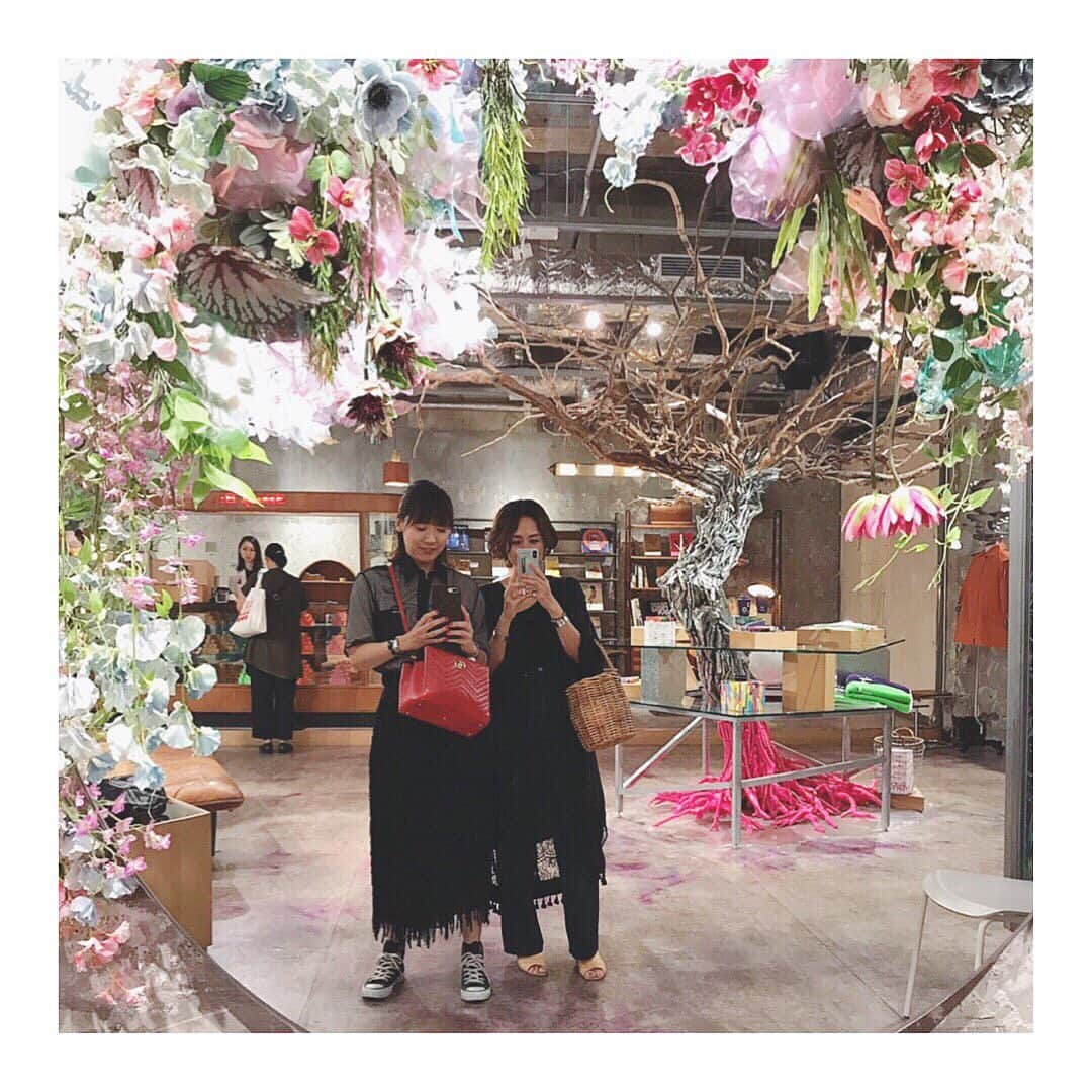 土井地恵理子さんのインスタグラム写真 - (土井地恵理子Instagram)「・ やっと実現した〜😝❤️❤️❤️ ミキティ @mikittyisland と しんごちゃん @katorishingo_official プロデュースのアパレルshop ヤンチェ オンテンバール へ @jantje_ontembaar ・ こんなにこだわって作り込んでるお店は今や珍しくて 面白くて、飽きない😍✨ 本は私物なんですって 気になる本がズラリだった〜✨ ・ ・ ミキティありがと〜！！ ・ ・ #jantje_ontembaar #香取慎吾  #日比谷 #帝国ホテル #三陽商会 #次回はsmapDVD上映会で🙌🏻❤️」5月24日 1時13分 - ericodoiji