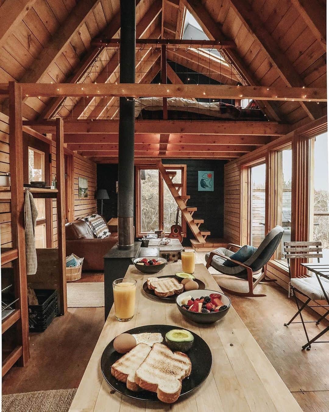 Airbnbさんのインスタグラム写真 - (AirbnbInstagram)「Kristen and Pete’s welcoming cabin will make you want to linger, but there’s a ton to do nearby, much of it in or on the St. Lawrence River. After a day of swimming or kayaking, catch a play at the Thousand Islands Playhouse, right at the water’s edge, or a sunset concert at the riverfront park in town.  Photo: @beccahambley」5月24日 1時15分 - airbnb