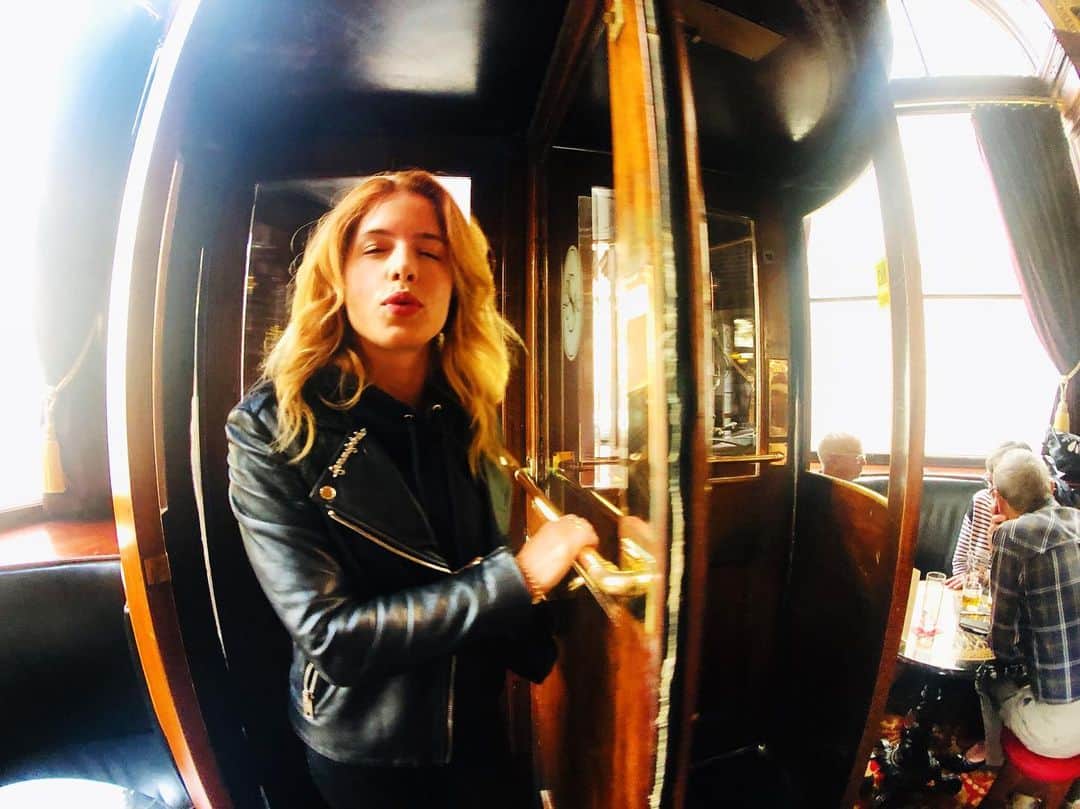 エミリー・ベット・リカーズのインスタグラム：「You miss 100% of the pull doors you push.」