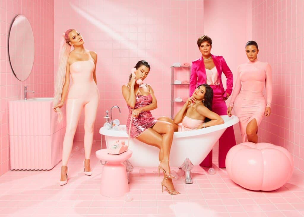 クリス・ジェンナーさんのインスタグラム写真 - (クリス・ジェンナーInstagram)「Everything’s better in pink 💕 congrats @kyliejenner on the launch of @kylieskin! #thinkpink #kylieskin #proudmama #mybeauties」5月24日 1時28分 - krisjenner