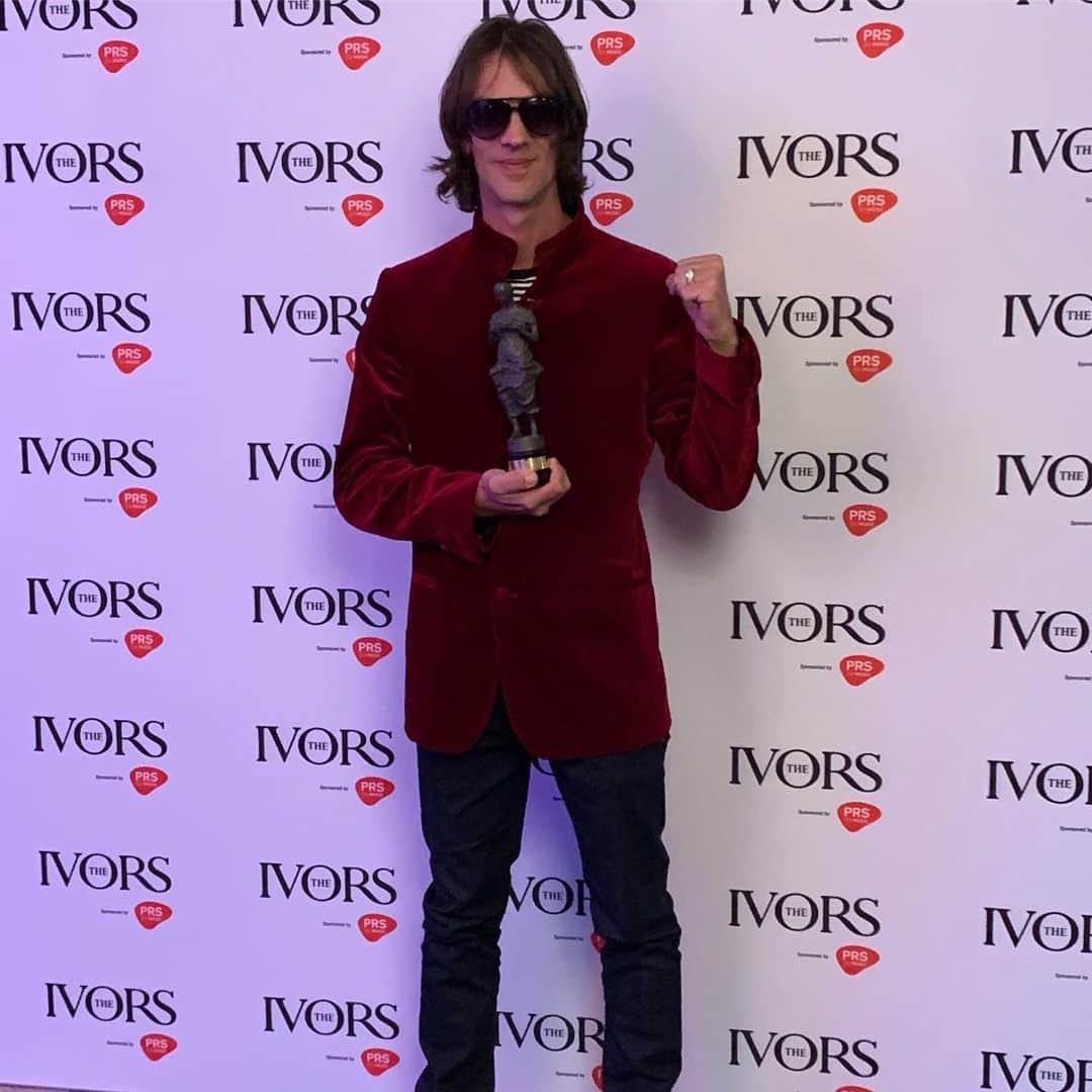 PRS for Musicさんのインスタグラム写真 - (PRS for MusicInstagram)「Congratulations to @richardashcroftofficial - the recipient of our Outstanding Contribution to British Music Award at #TheIvors 🏆🙌🏼👏🏻🎶」5月24日 1時20分 - prsformusic