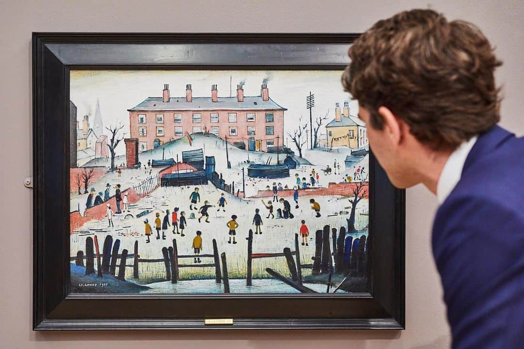 サザビーズさんのインスタグラム写真 - (サザビーズInstagram)「In #Manchester this #BankHoliday and looking for a spot of culture and #cricket?  This charming painting by LS #Lowry, depicting children joyfully engaging in a game, has been unveiled for the first time in 20 years.  On view at @the_lowry in Salford until Monday, step into Lowry’s world for an afternoon, before the rare work travels to London for our Modern British art #auction in June.  #SothebysModBrit #LSLowry #CricketWorldCup #CricketMatch #ModernBritishArt」5月24日 1時26分 - sothebys