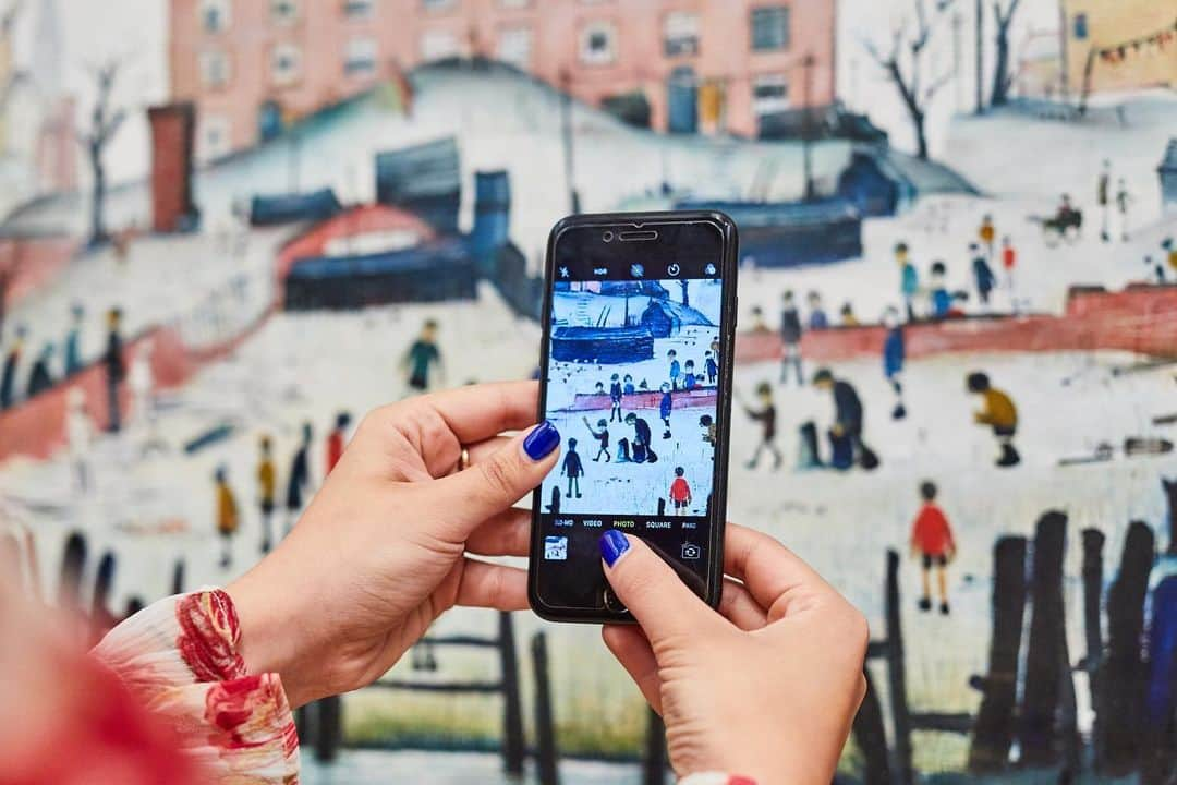 サザビーズさんのインスタグラム写真 - (サザビーズInstagram)「In #Manchester this #BankHoliday and looking for a spot of culture and #cricket?  This charming painting by LS #Lowry, depicting children joyfully engaging in a game, has been unveiled for the first time in 20 years.  On view at @the_lowry in Salford until Monday, step into Lowry’s world for an afternoon, before the rare work travels to London for our Modern British art #auction in June.  #SothebysModBrit #LSLowry #CricketWorldCup #CricketMatch #ModernBritishArt」5月24日 1時26分 - sothebys