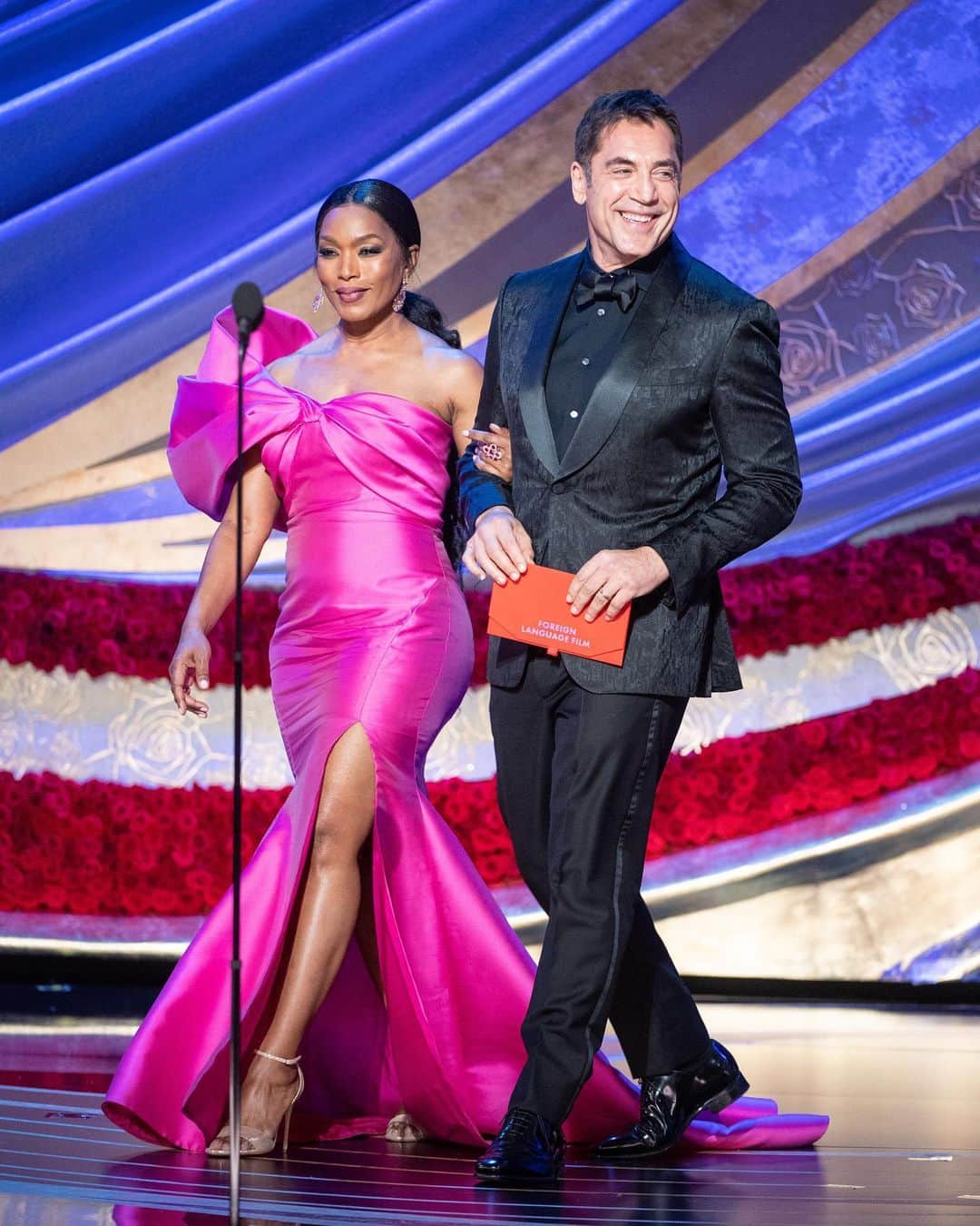 アカデミー賞さんのインスタグラム写真 - (アカデミー賞Instagram)「#TBT to presenters Angela Bassett and Javier Bardem at the 91st Oscars. If you were asked to be an Oscar presenter, who would you want to present alongside you?」5月24日 1時37分 - theacademy