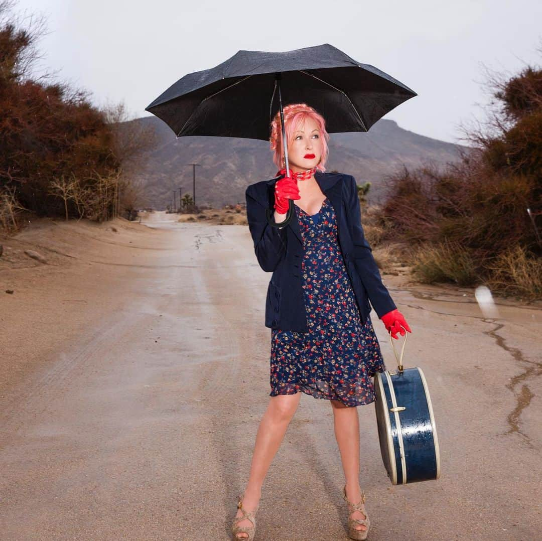 シンディ・ローパーさんのインスタグラム写真 - (シンディ・ローパーInstagram)「A little bit of rain can’t keep the sun away for long! #tbt to when we spent time at Joshua Tree and Pioneertown for #detour」5月24日 1時28分 - cyndilauper