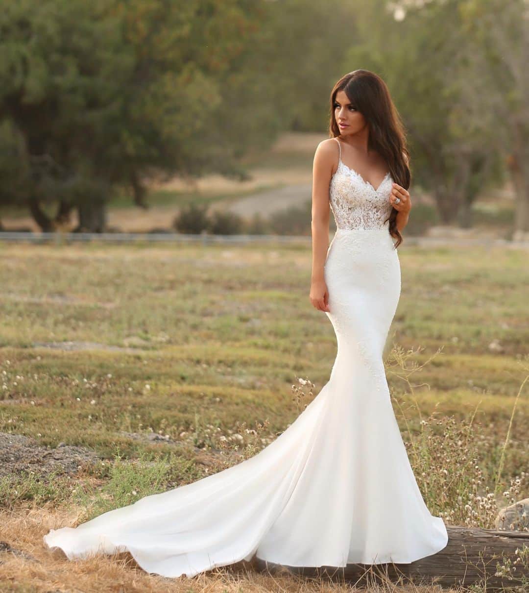 Wedding Lifeのインスタグラム：「Simple and sweet!❤️ by @enzoani Tag your girls below💕 •  @enzoani @enzoani  @enzoani」