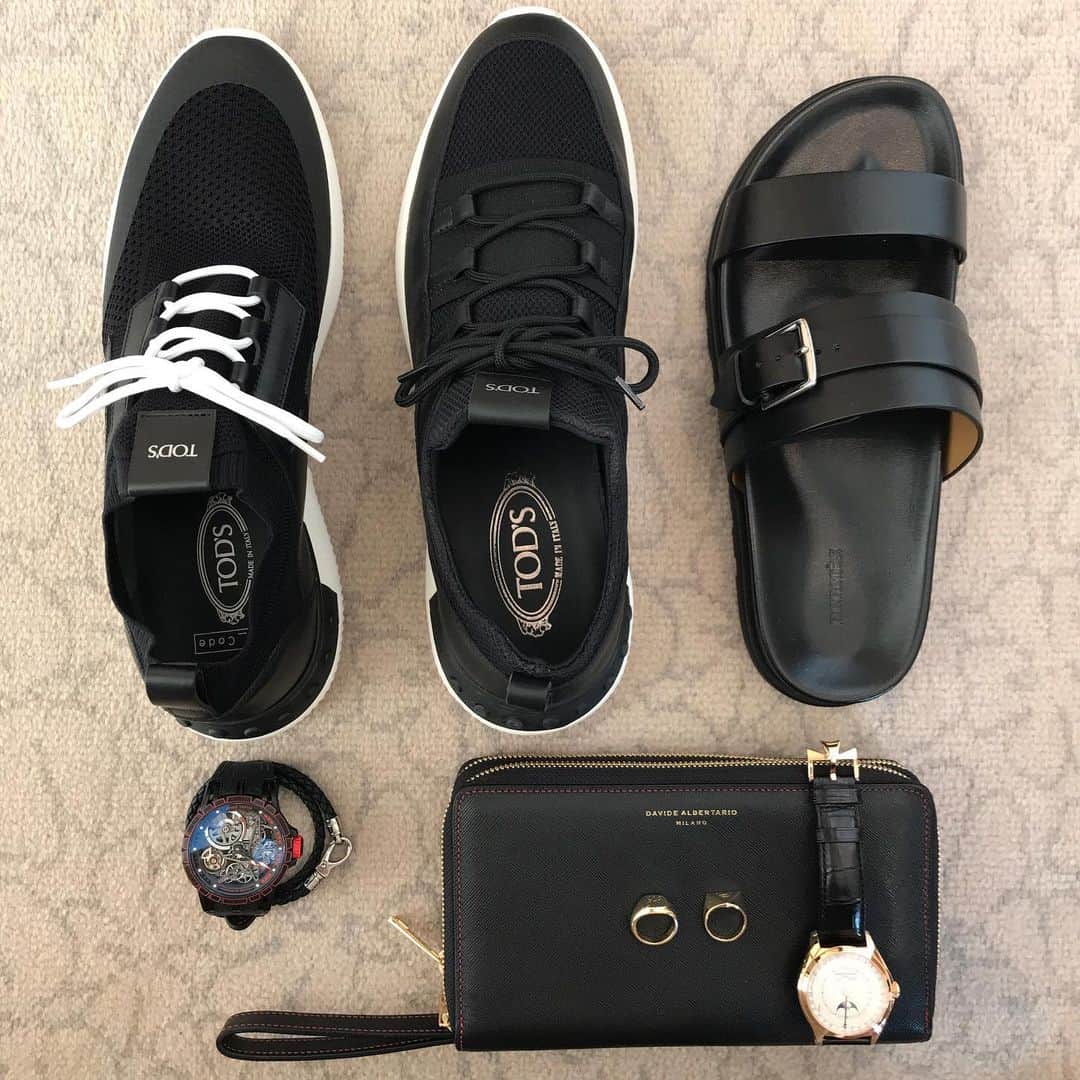 干場義雅さんのインスタグラム写真 - (干場義雅Instagram)「今回の海外出張のお供に持って来たのは……。左上からTOD'SのNO_CODEのTYPE1とTYPE2のスニーカー2足。ホテルの部屋履きようにHERMESのレザーサンダル。左下はTOD'Sのレザーブレスレットに、ROGER DUBUISの腕時計。DAVIDE ALBERTARIOのパスポートケースに、VACHERON CONSTANTINの腕時計。そしてASPREYとFIXERのシグネットリング。ブランドは違えど、黒で揃えたお気に入りのものばかり。シンプルで、美しくて、快適で、使い回しが効いて、自分らしくいられる。名付けて、干場義雅の「LUXURY & SPORTY BLACK TRAVEL STYLE」。あれ？ 何の話しをしてたんでしたっけ？（笑）  @tods  #tods #todsnocode  @yongbaeseok  @vacheronconstantin  @roger_dubuis  @aspreylondon  @aspreyjapan  @hermes  @davidealbertario  @fixer #FIXER #FORZASTYLE #TODS #leaveyourmark #diegodellavalle #Fay #andreadellavalle #memoryofcapri #干場義雅 #yoshimasa_hoshiba  #トッズ @yoshimasa_hoshiba #milano  #milanocollection  #pitti #pittiuomo  #pitti2019 #mensstyle  #mensfashion #fashion #coordinate #menswear #ootd #ootdshare」5月23日 16時43分 - yoshimasa_hoshiba